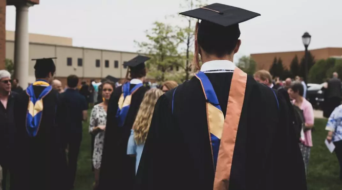 擺地攤上熱搜！疫情后，海歸“后浪”們如何選擇職業？