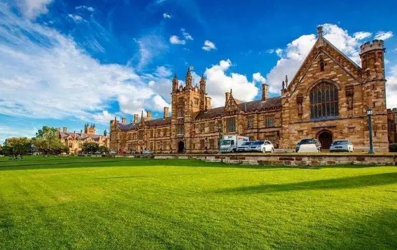 盤點全球最像哈利波特中魔法學校霍格沃茨城堡的16所大學